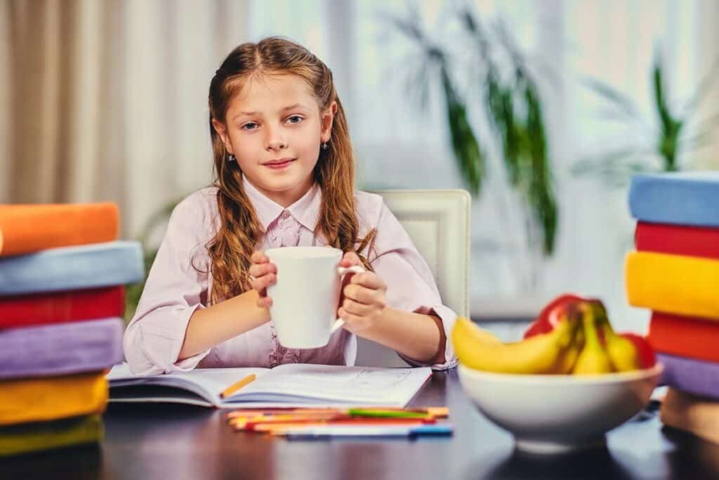 petite fille buvant une infusion